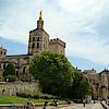 Avignon: im Vordergrund befindet sich die Kathedrale Notre-Dame-des-Doms, dahinter der Papstpalast, Palais des Papes